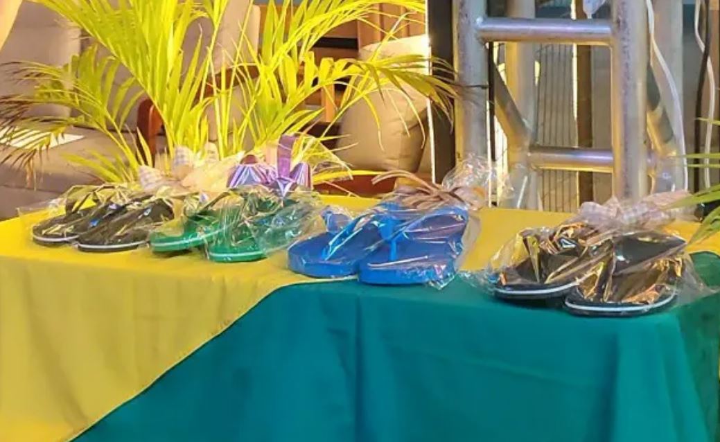 Sandálias produzidas por detentos são expostas no estande do Iapen na Expoacre