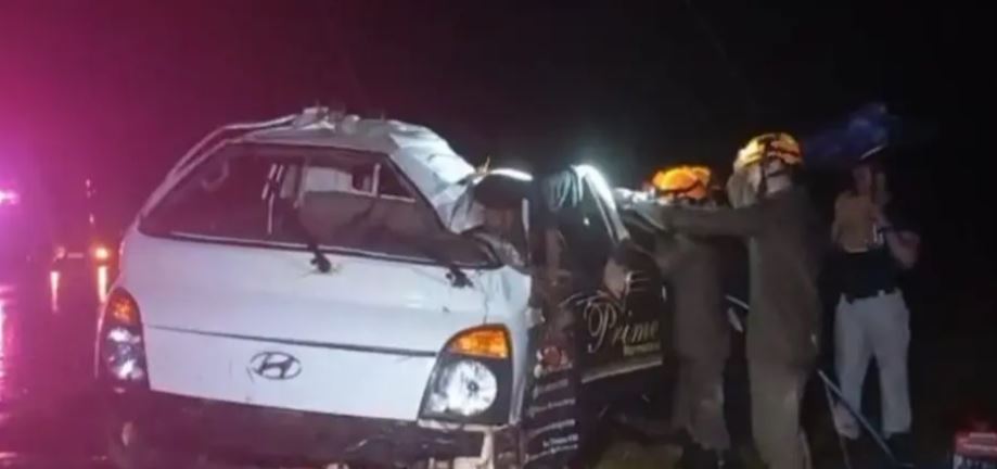 Empresário morre e funcionário fica ferido após caminhão capotar na BR-317, no Quinari