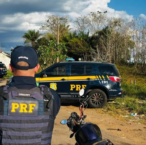 PRF apreende motocicleta furtada em oficina às margens da BR-364 em Cruzeiro do Sul