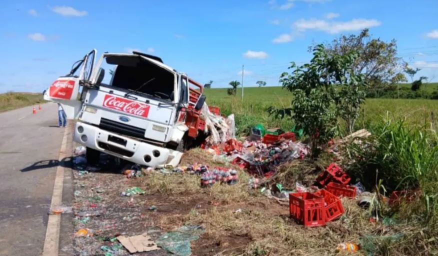 Caminhão carregado de bebidas tomba na BR-317, em Capixaba