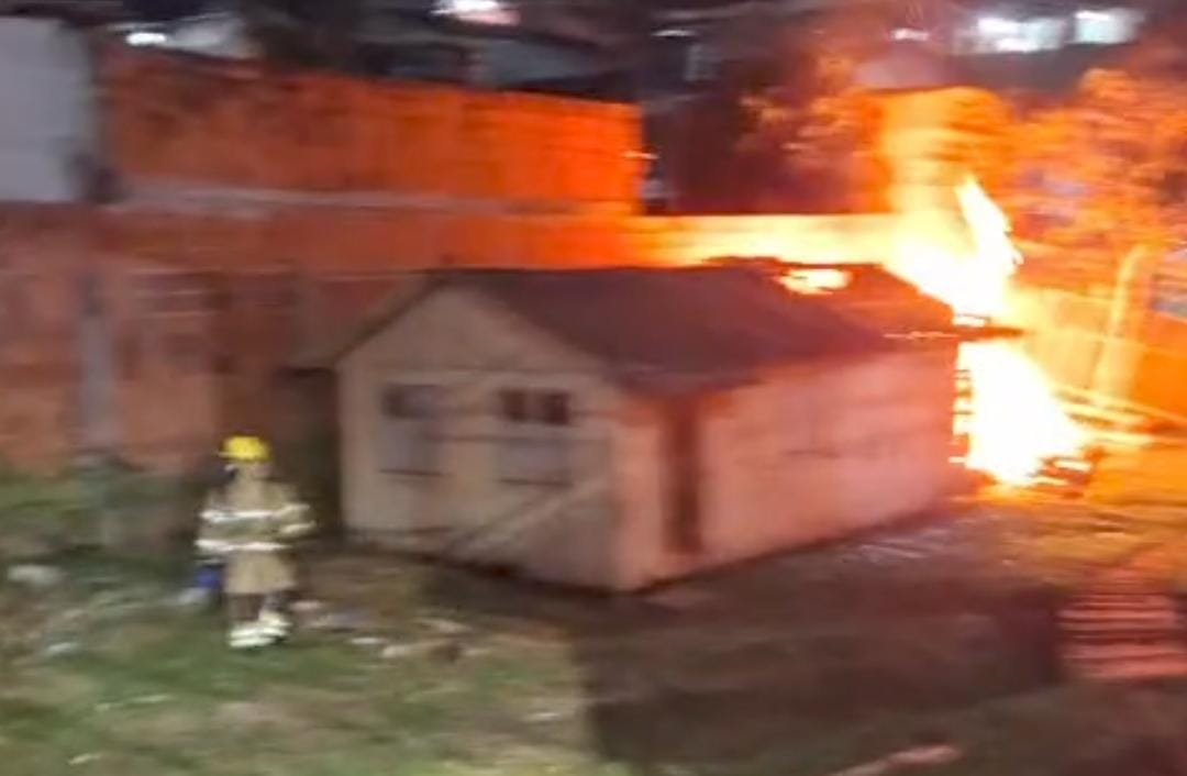 Incêndio em entulho mobiliza Corpo de Bombeiros em Cruzeiro do Sul
