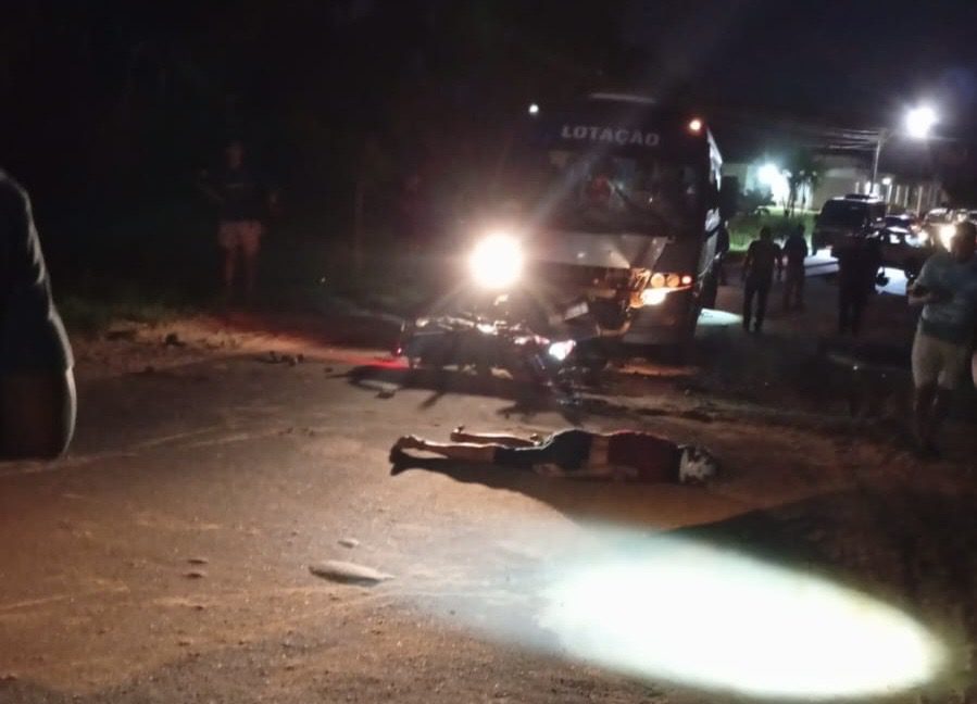 Grave acidente entre motocicleta e micro-ônibus deixa vítima fatal na Estrada Velha do Aeroporto, em Cruzeiro do Sul