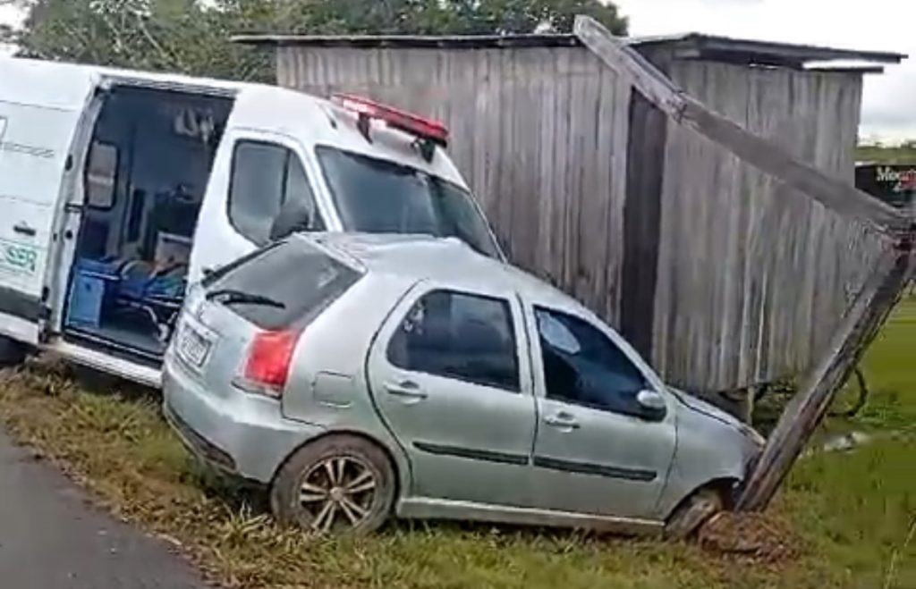 Colisão entre Ambulância e Carro deixa homem ferido na BR-364, em Cruzeiro do Sul